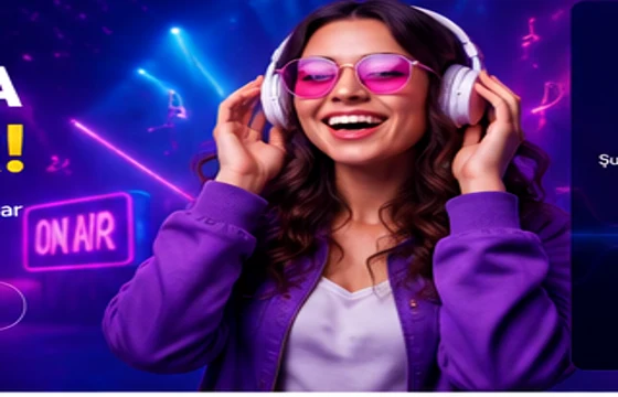 Radyo Frekans canlı yayın eğlence görseli Kulaklıkla müzik dinleyen mutlu Radyo Frekans dinleyicisi